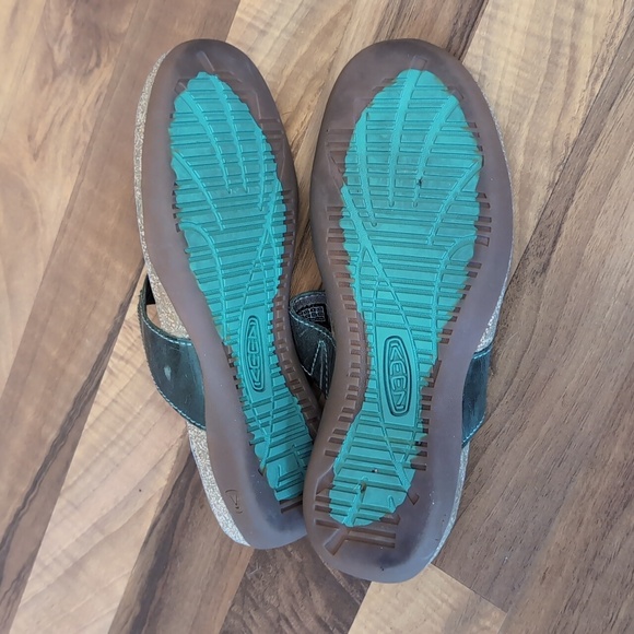 KEEN Green Leather Thong Sandals - Picture 9 of 12